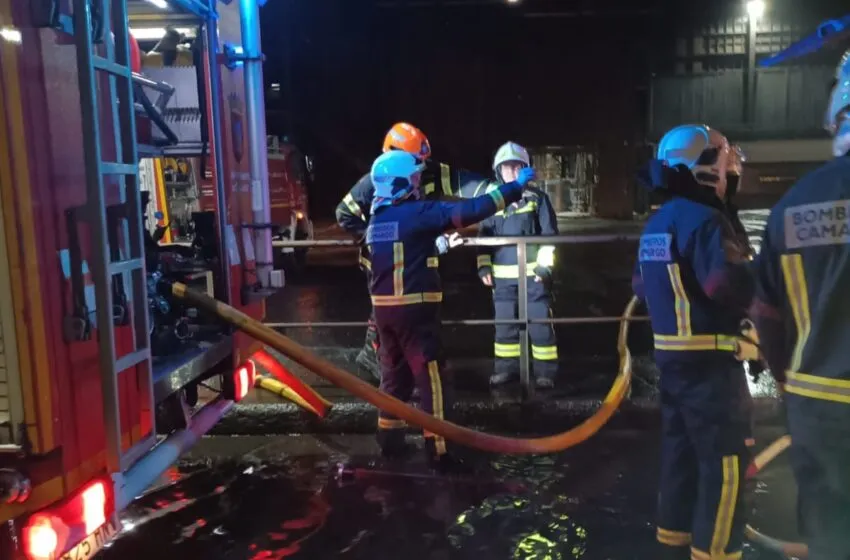  Extinguido el incendio en Ferroatlántica de Boo de Guarnizo tras una compleja intervención nocturna