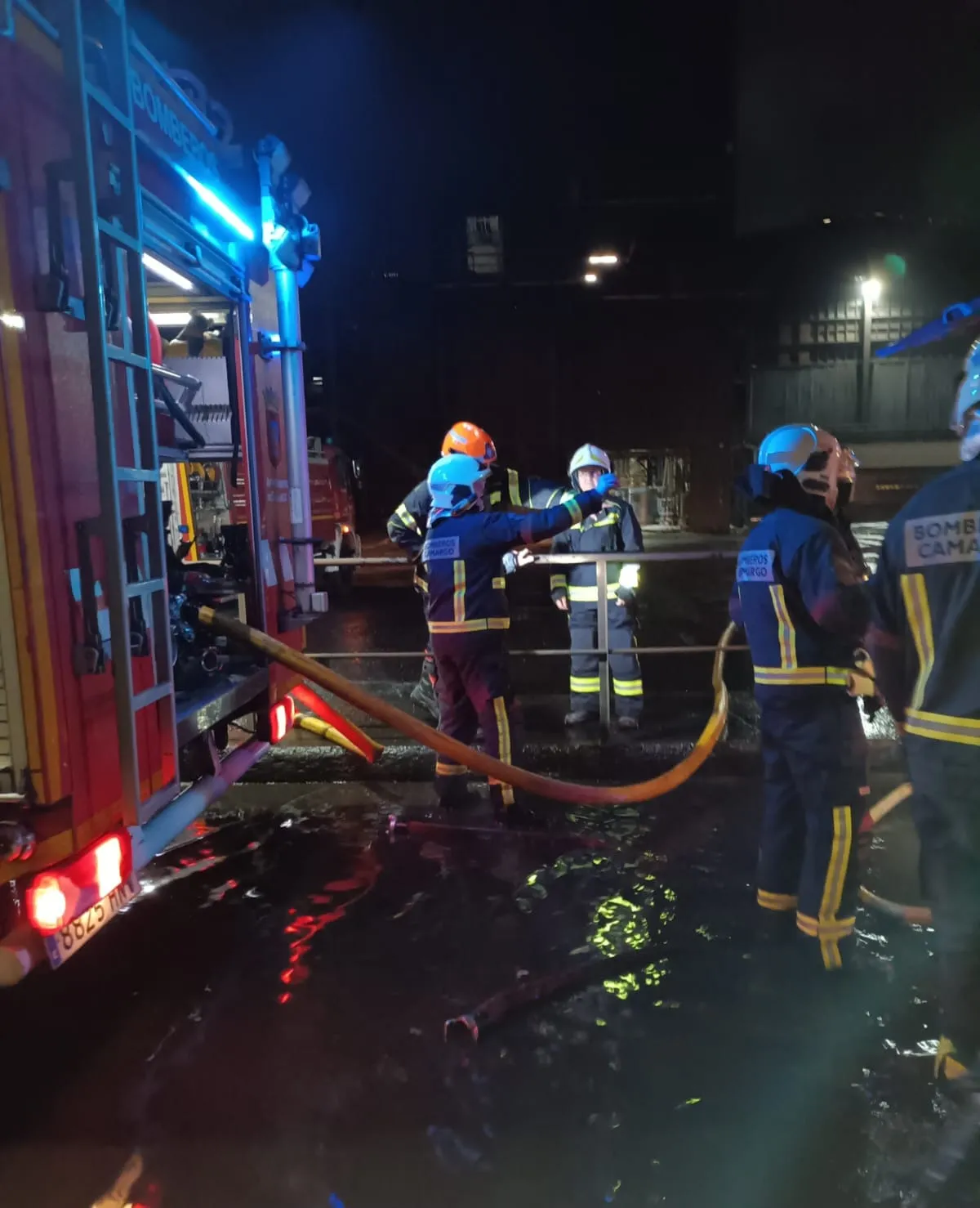 Extinguido el incendio en Ferroatlántica de Boo de Guarnizo tras una compleja intervención nocturna