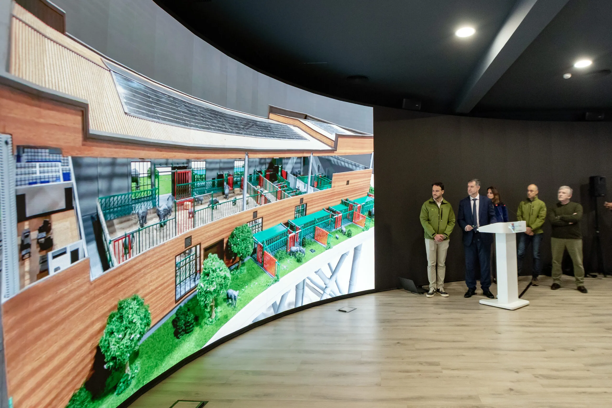 Martínez Abad presenta el nuevo recinto de elefantes de más de 3.000 metros cuadrados y una inversión de 5,7 millones de euros