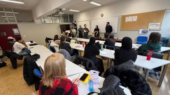  Echevarría entrega los diplomas a los alumnos del último curso de español para extranjeros de 2025