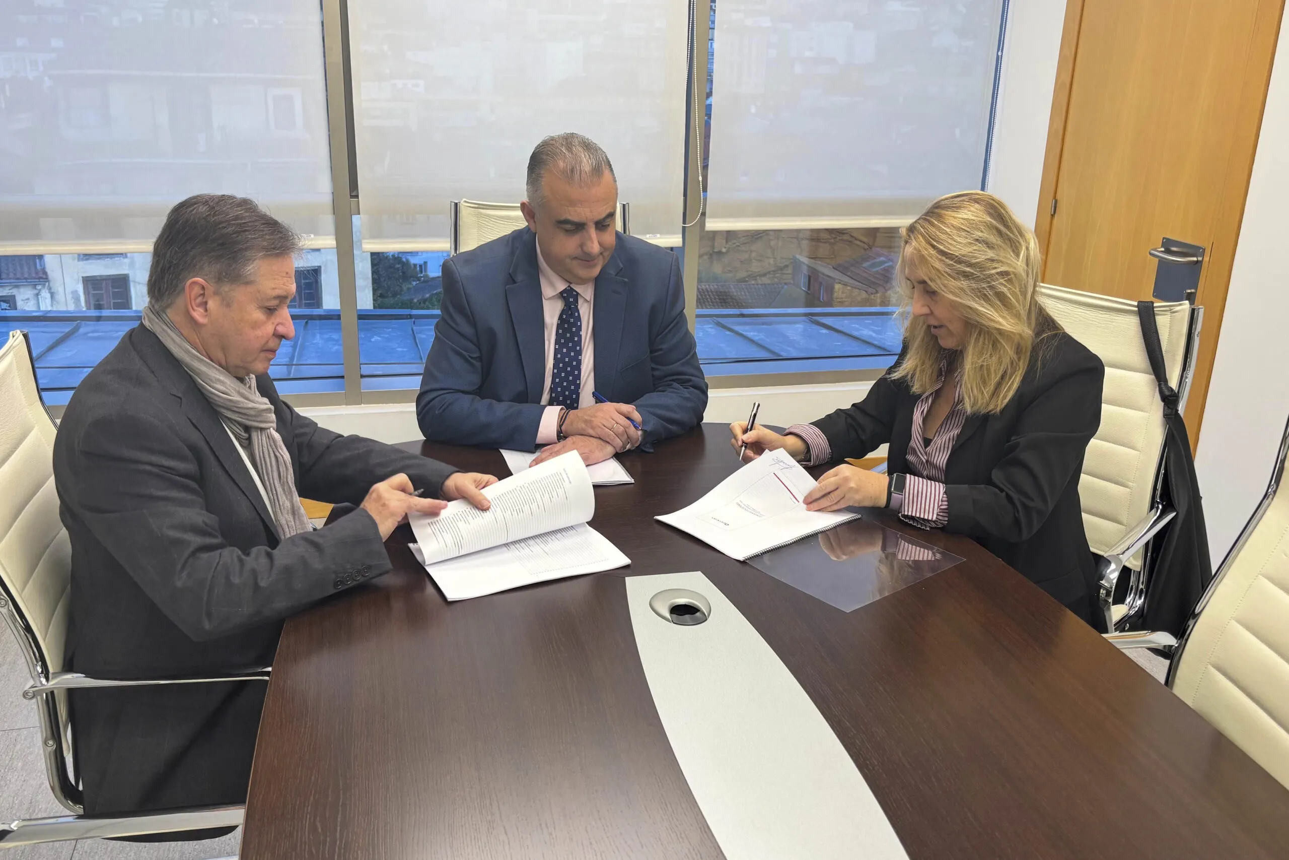 Gobierno y trabajadores de Gesvican suscriben el primer convenio colectivo propio de la empresa pública