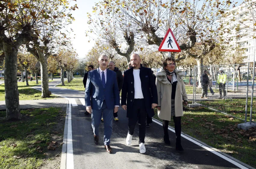  Media visita las obras de cubrición del parque infantil de la alameda Manuel Llano y la reforma de la estación de autobuses en Laredo