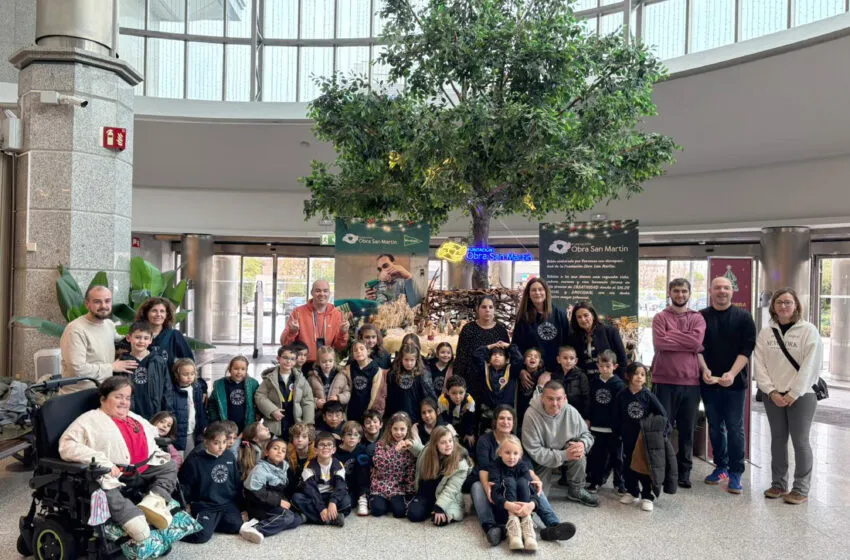 Noticias de Cantabria | El Cántabro | Gómez del Río visita el Belén realizado por alumnos de la Obra San Martín y traslada el apoyo del Gobierno a los proyectos de inclusión de las personas con discapacidad