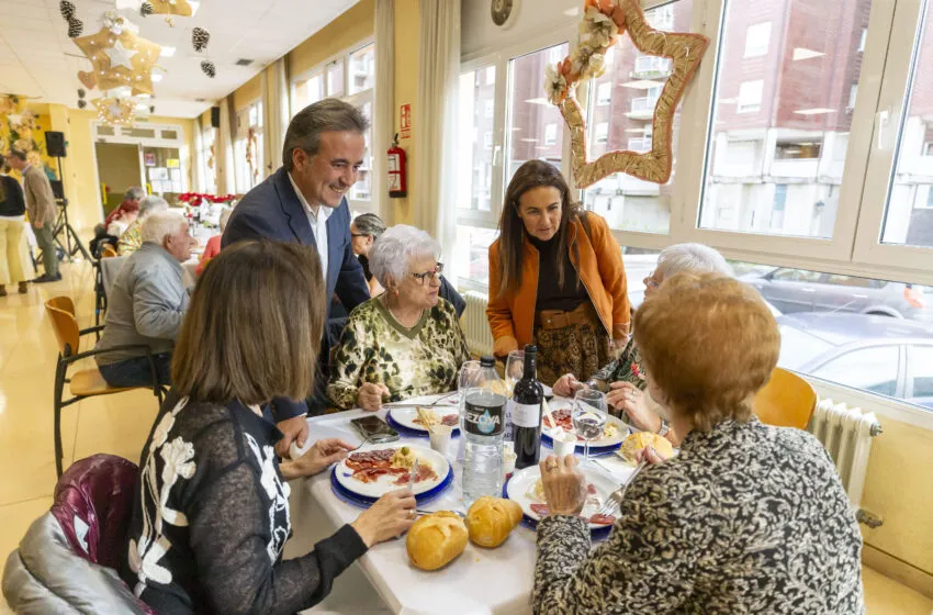  Gómez del Río participa en el homenaje a los 19 socios del Centro Social de Mayores de Camargo que este año han cumplido 85 años