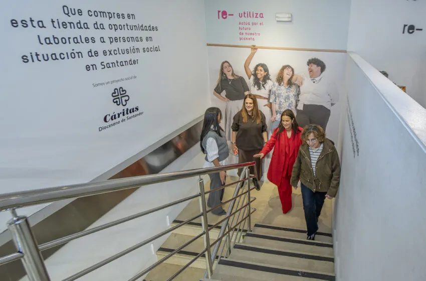  Gómez del Río visita la tienda ‘Moda-re’ de Cáritas para impulsar una economía social y circular con la recuperación y venta de productos textiles