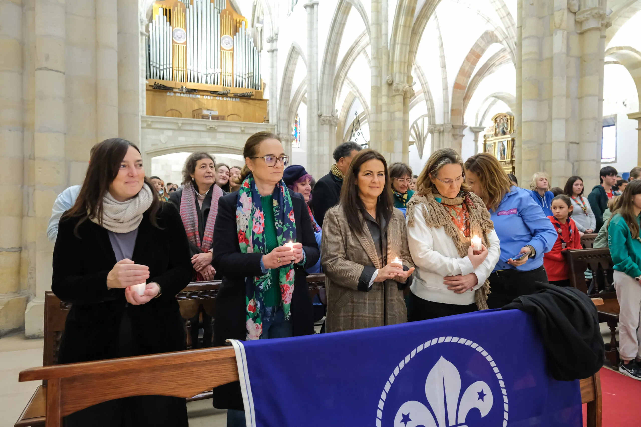 Gómez del Río asiste a la ceremonia de entrega de la ‘Luz de la Paz de Belén’ organizada por los scouts católicos de Cantabria