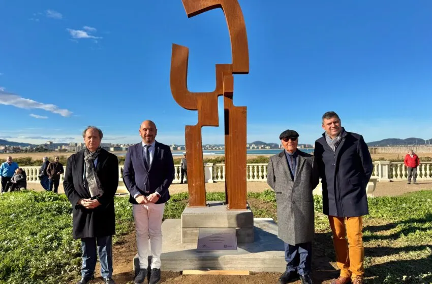  Laredo rinde homenaje a los 50 años de la Coral Salvé con un monumento en el Paseo Marítimo