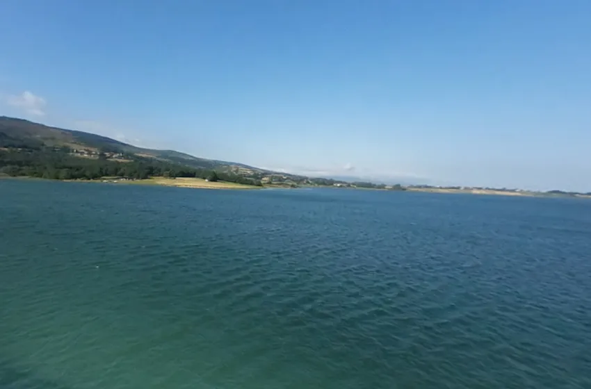  Servicios de emergencias de Cantabria y Burgos buscan a un piragüista desaparecido en el pantano del Ebro