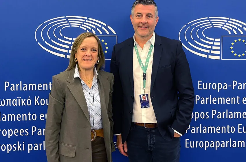  Urrutia entrega al copresidente del Intergrupo de Resiliencia, Gestión de Crisis y Protección Civil el dictamen sobre la estrategia de preparación de la Unión Europea