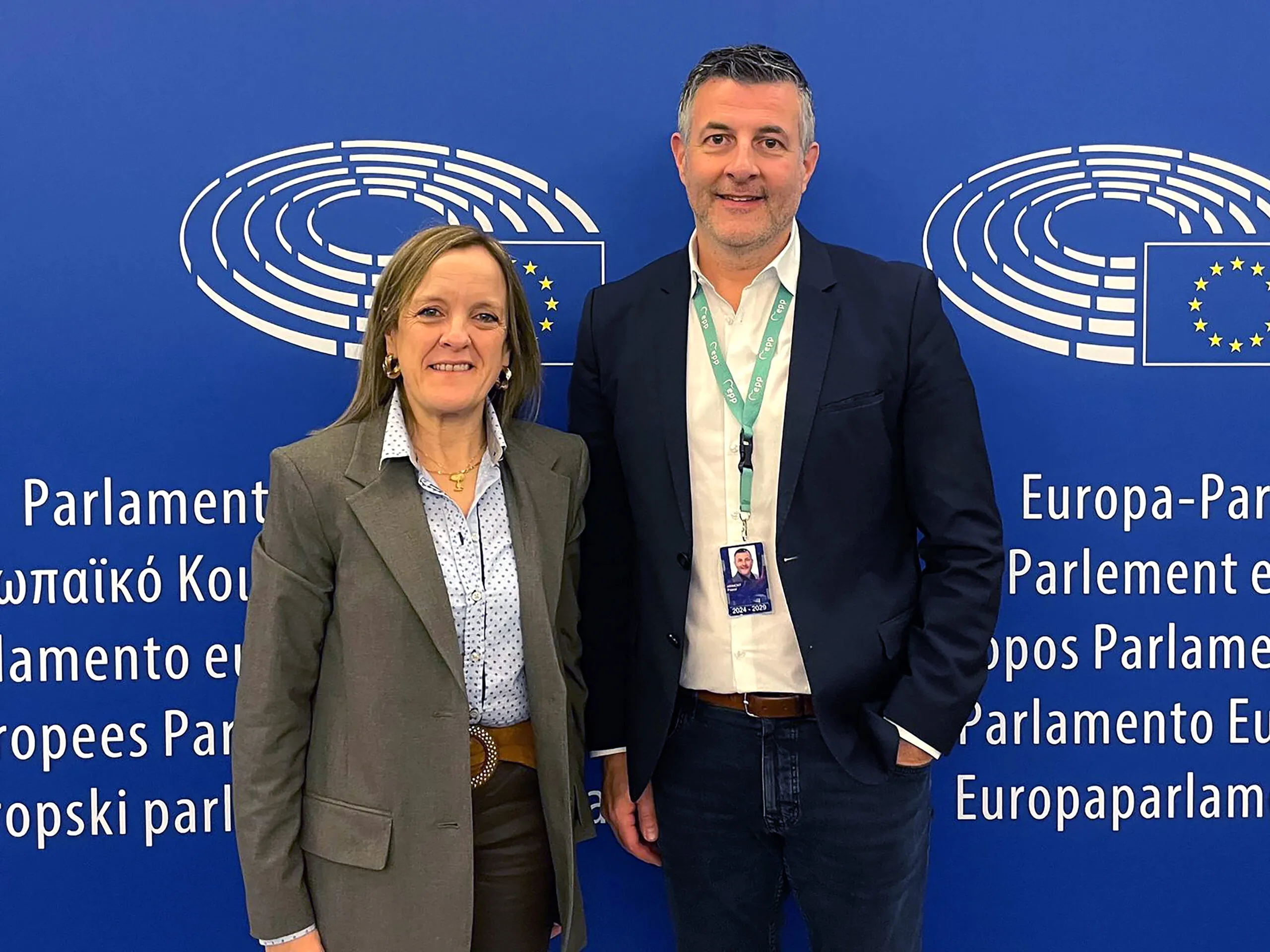 Urrutia entrega al copresidente del Intergrupo de Resiliencia, Gestión de Crisis y Protección Civil el dictamen sobre la estrategia de preparación de la Unión Europea