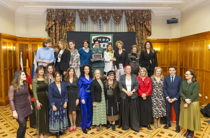 Noticias de Cantabria | El Cántabro | Buruaga entrega el Premio Mujer Cantabria 2025 a Pilar Villasante, primera cántabra en alcanzar el rango de teniente coronel