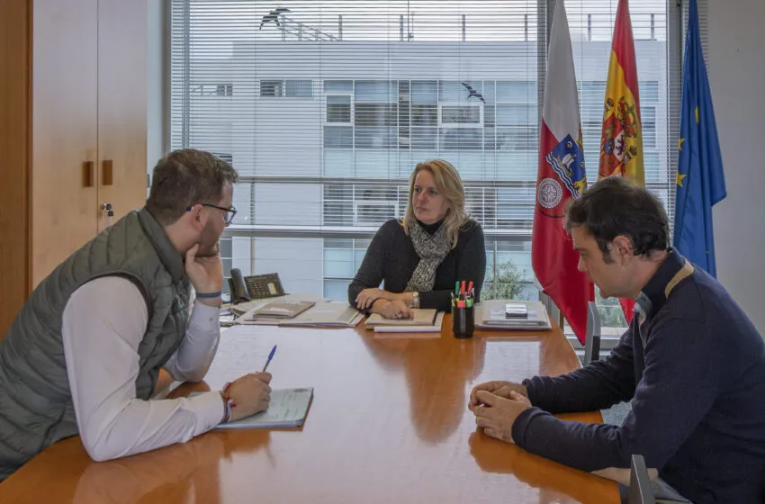 La consejera de Desarrollo Rural aborda con el alcalde de Tudanca mejoras en infraestructuras agrarias y la actividad ganadera