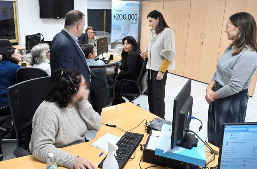  La alcaldesa visita el servicio de teleasistencia, que este año ha incorporado a casi 400 usuarios