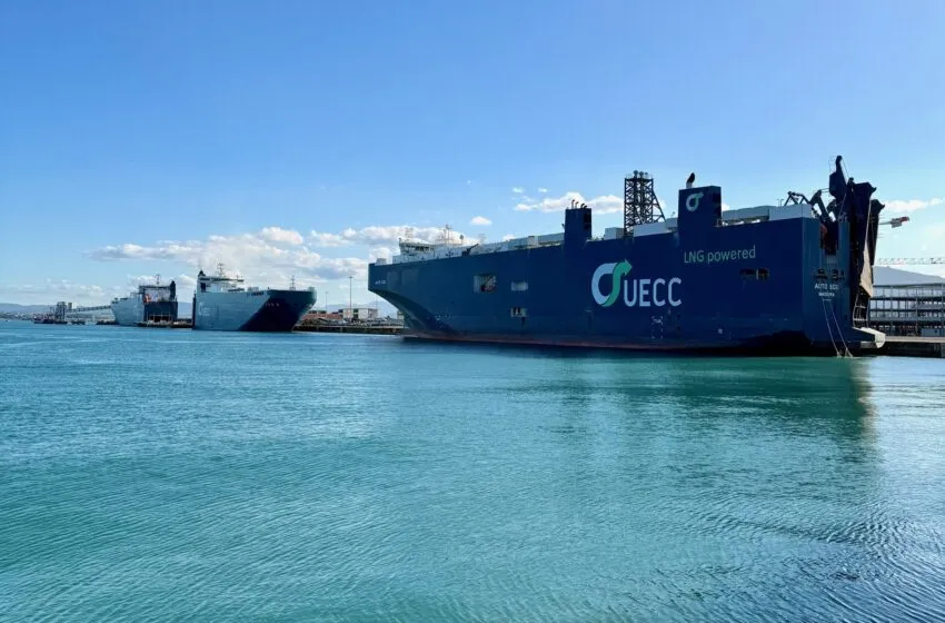  Triple escala de portavehículos de UECC en el puerto de Santander, una imagen poco habitual de intensa actividad