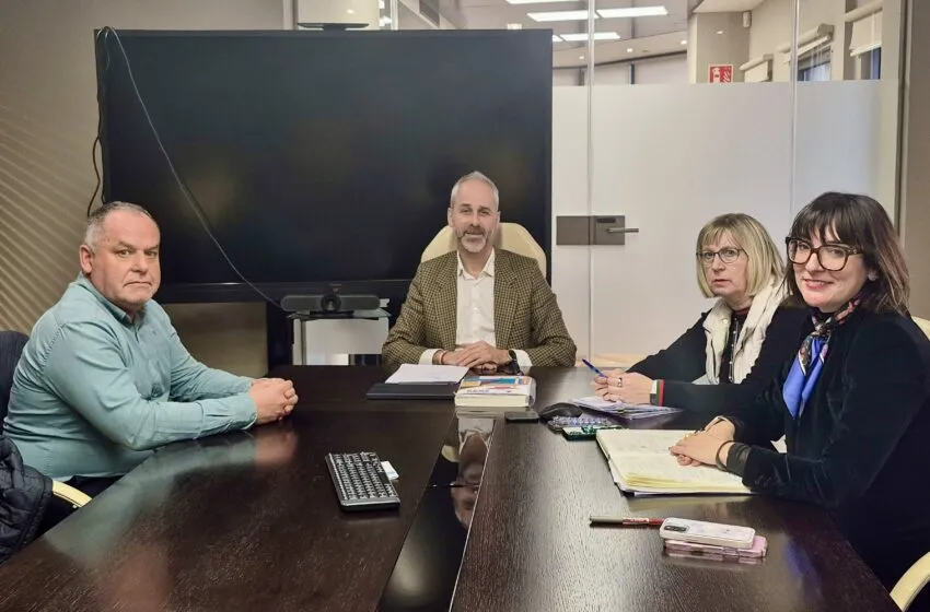  Educación presenta al alcalde de Cabezón de la Sal los detalles relacionados con el fin de obra del CEPA Margarita Salas