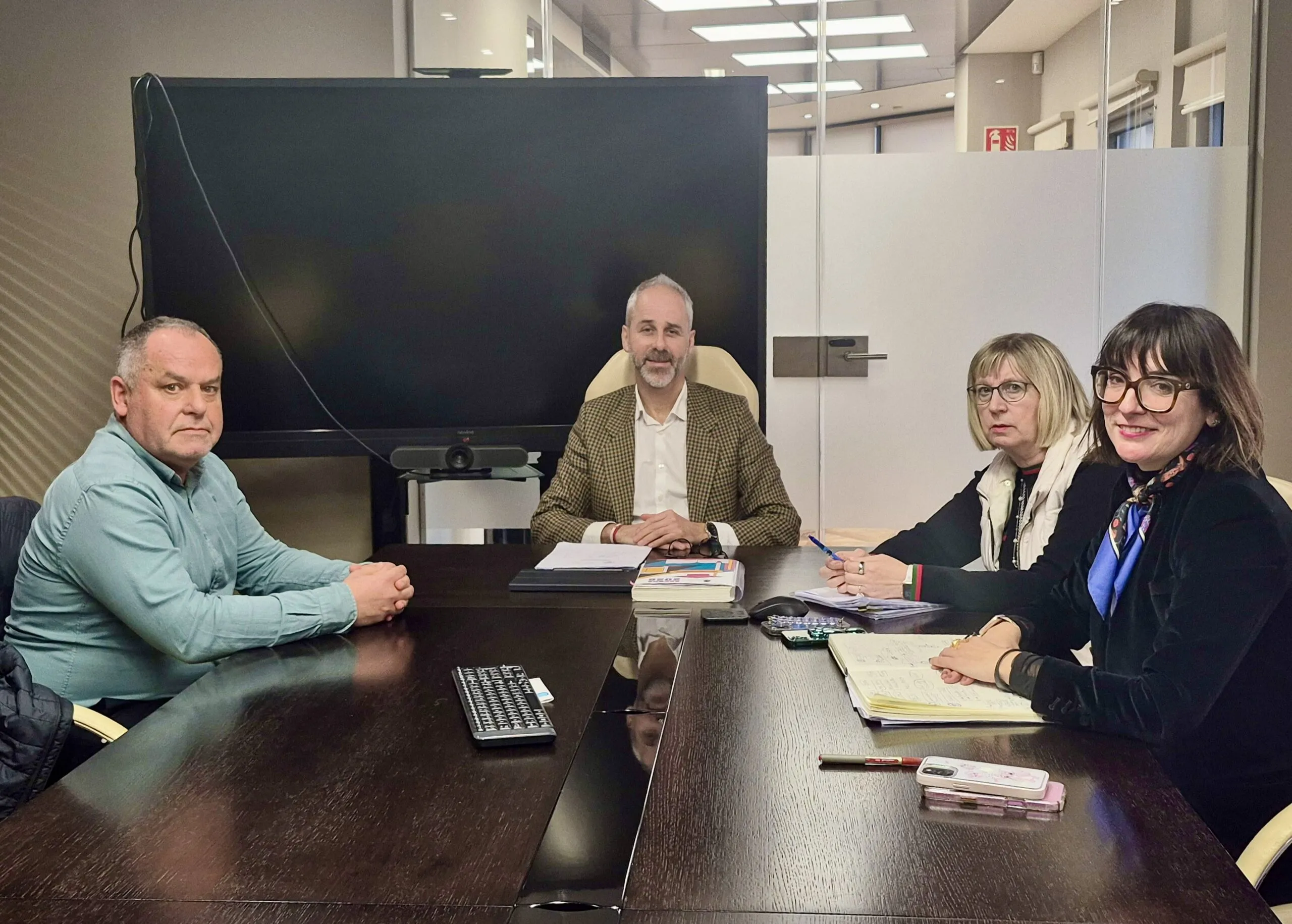 Educación presenta al alcalde de Cabezón de la Sal los detalles relacionados con el fin de obra del CEPA Margarita Salas