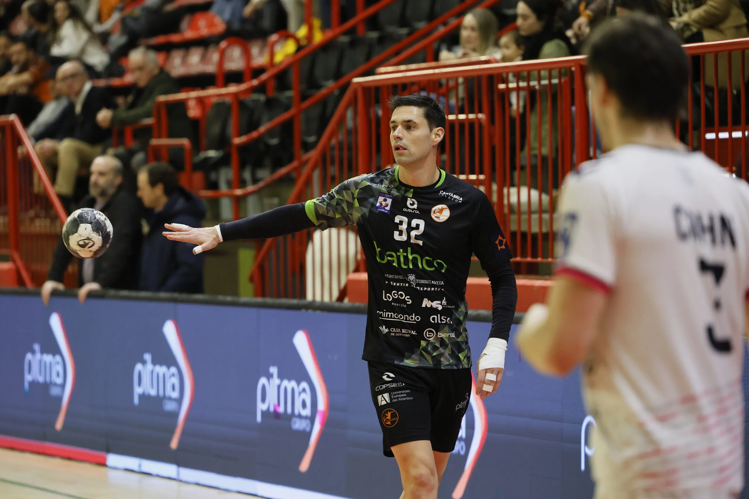 El Bathco BM Torrelavega impone su ley en el estreno del IV Torneo Invernal