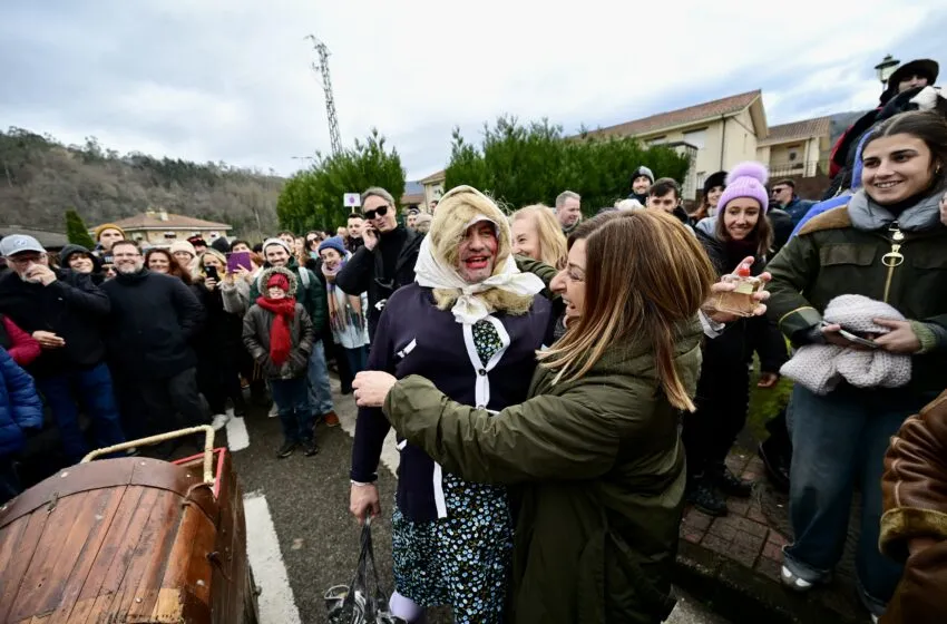 Noticias de Cantabria | El Cántabro | Buruaga destaca que La Vijanera de Silió es una celebración que ha sabido evolucionar "sin perder su carácter y valores genuinos"