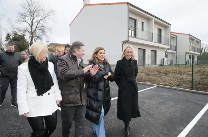  Buruaga inaugura 8 viviendas en régimen de alquiler asequible en Santillana del Mar tras una inversión de 1,1 millones de euros