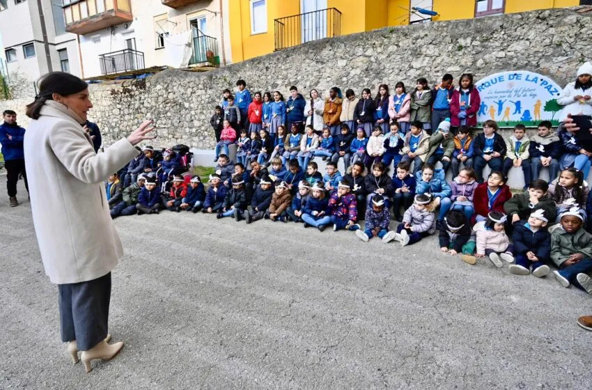  Igual descubre una placa en el Parque La Paz en el Día Escolar de la No Violencia