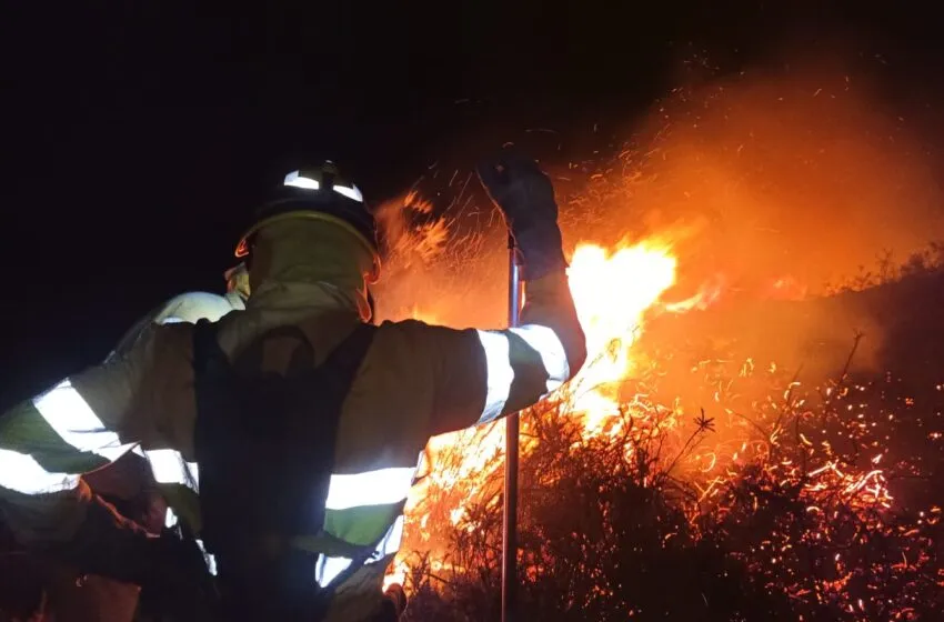  Efectivos de emergencias extinguen un incendio forestal que afecta a una cabaña en Liérganes
