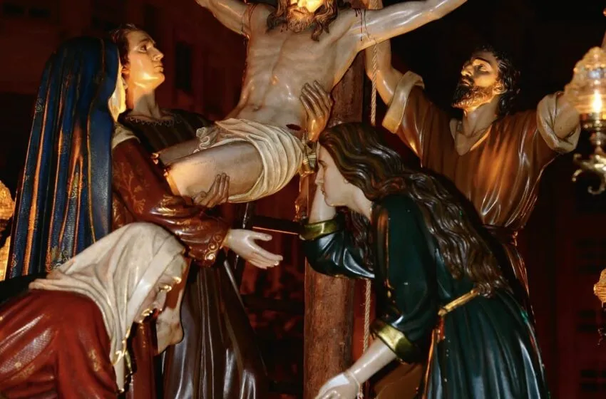  La alcaldesa recibe a la Junta de Cofradías para conocer el cartel de la Semana Santa 2026