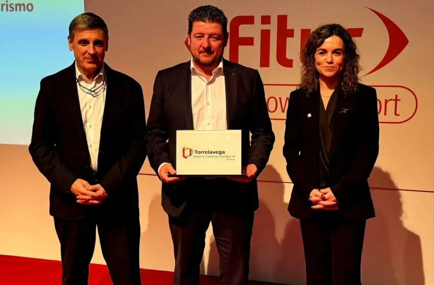  Torrelavega recibe en FITUR el distintivo de Destino Turístico Inteligente