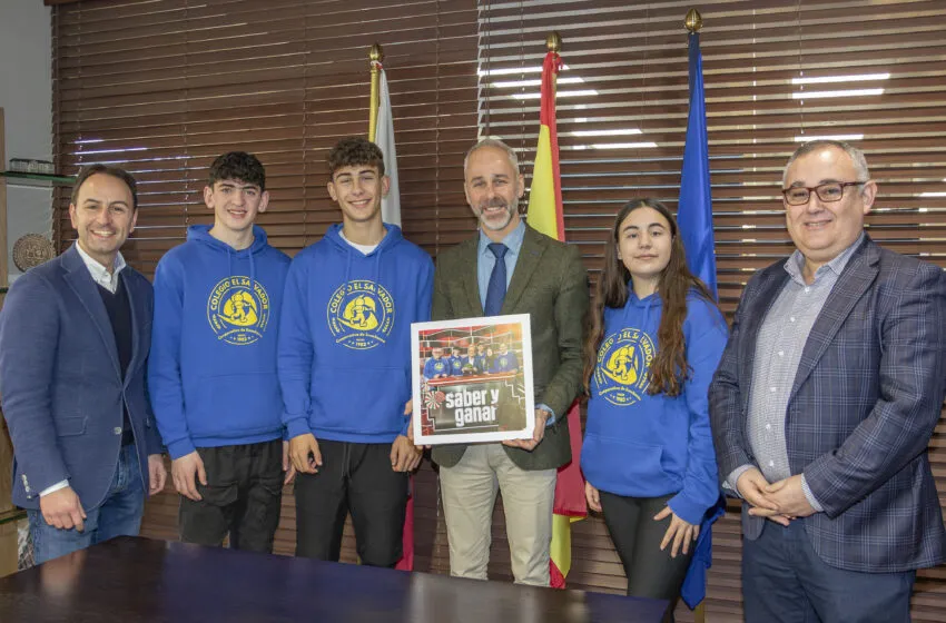  Silva recibe a los alumnos de 4º de la ESO de la Cooperativa de Enseñanza ‘El Salvador’ tras su brillante participación en el programa ‘Saber y Ganar’