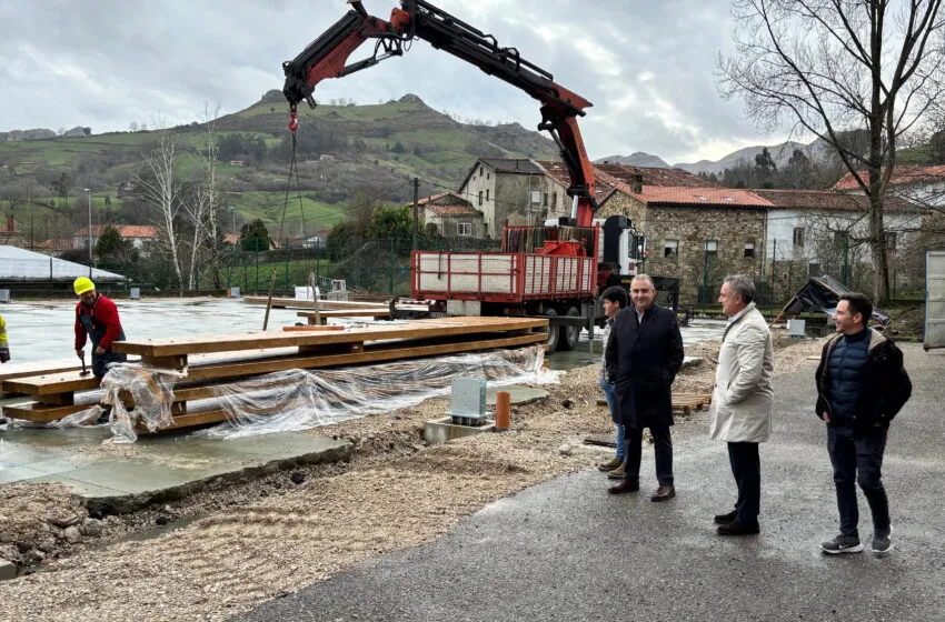  Media destaca la buena marcha de los trabajos de cubrición de la pista del CEIP Eugenio Perojo de Liérganes
