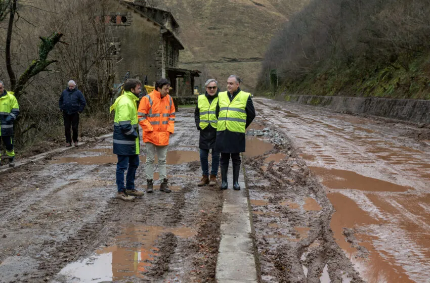  Media destaca la necesidad de «impulsar» la actividad económica en las zonas rurales en su visita a las obras del vial que une la estación de Llera y el túnel de Engaña en Vega de Pas
