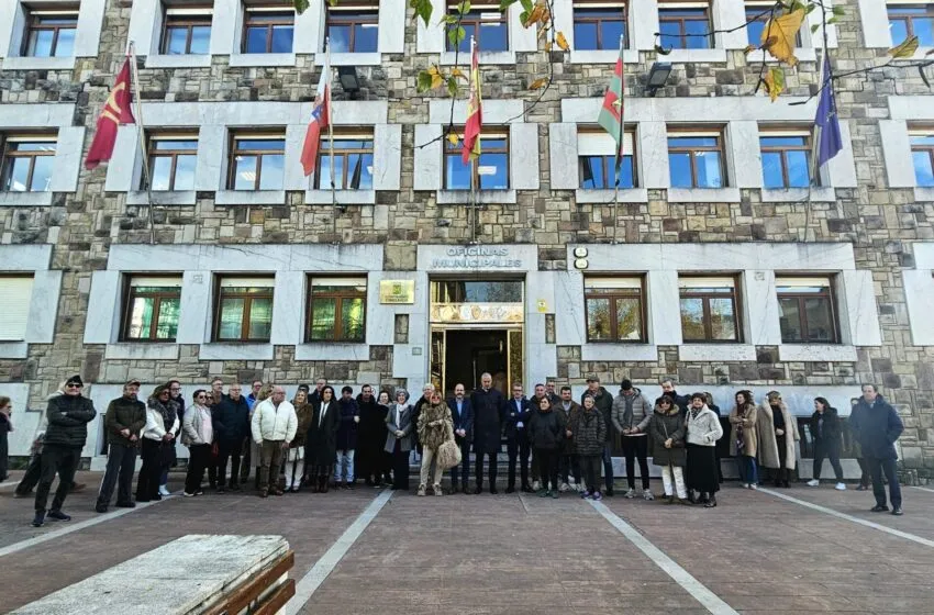  Torrelavega guarda un minuto de silencio por las víctimas del accidente ferroviario de Adamuz