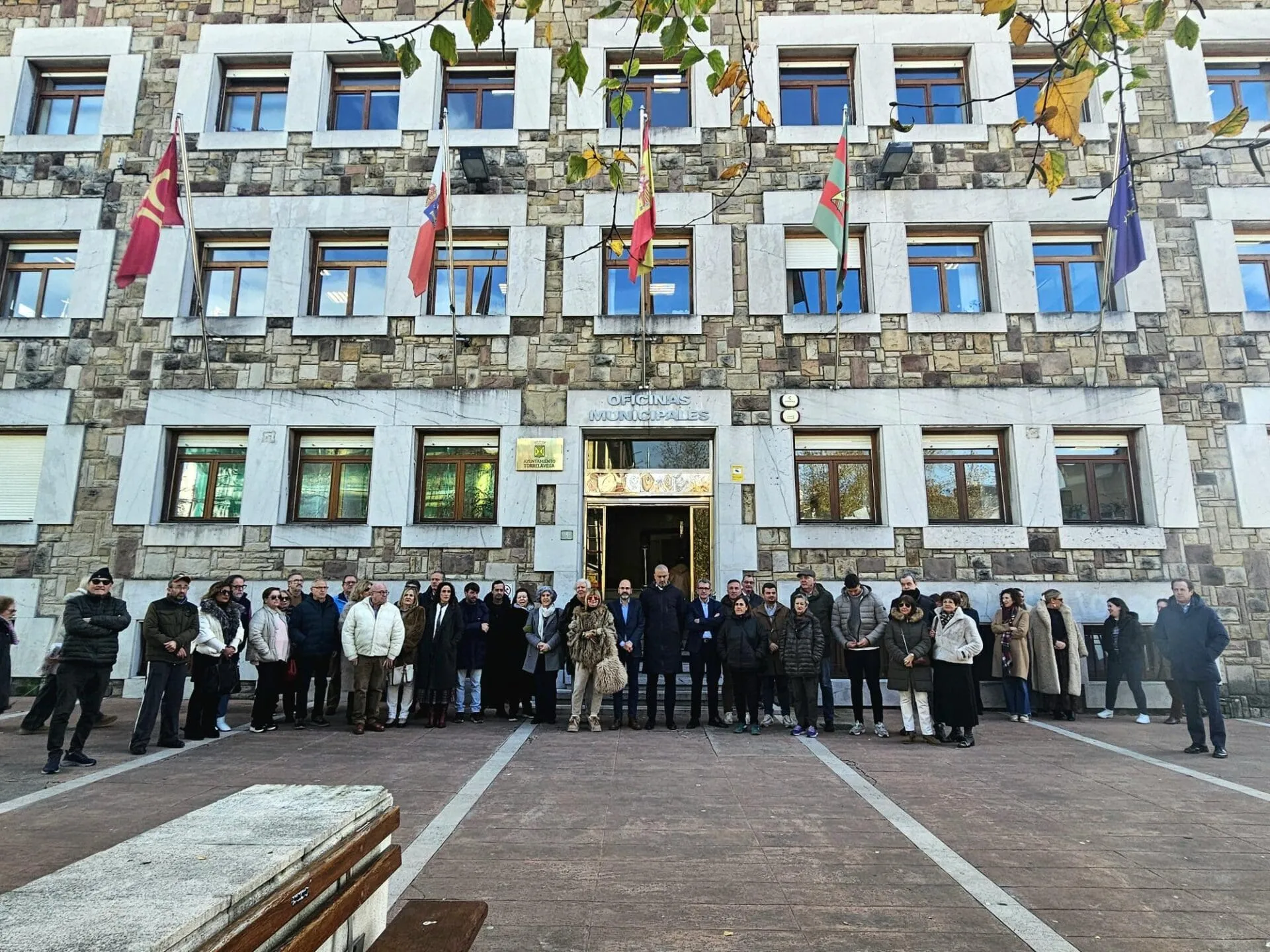 Torrelavega guarda un minuto de silencio por las víctimas del accidente ferroviario de Adamuz