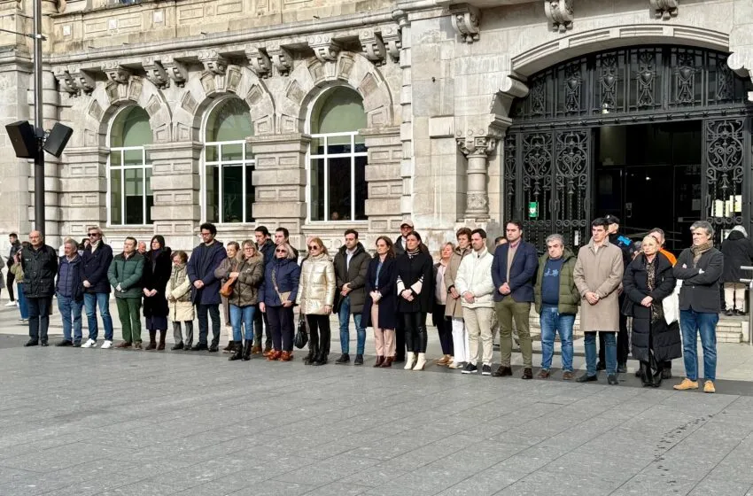  Santander guarda un minuto de silencio por el accidente ferroviario de Córdoba