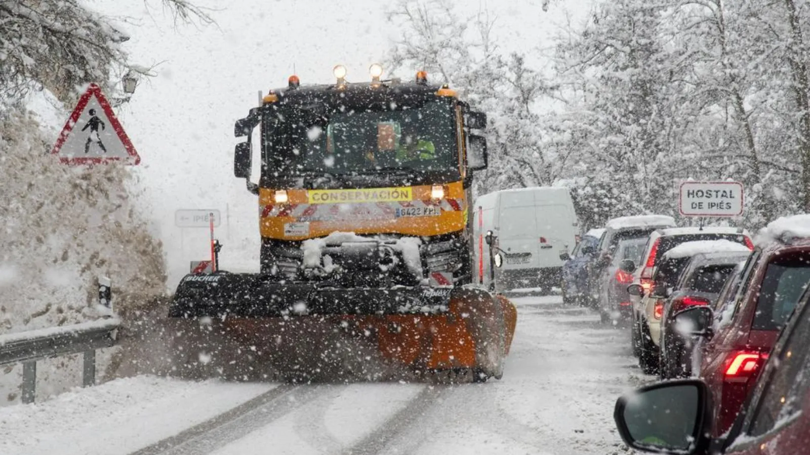 La borrasca Joseph obliga a extremar la precaución en carretera ante nevadas intensas