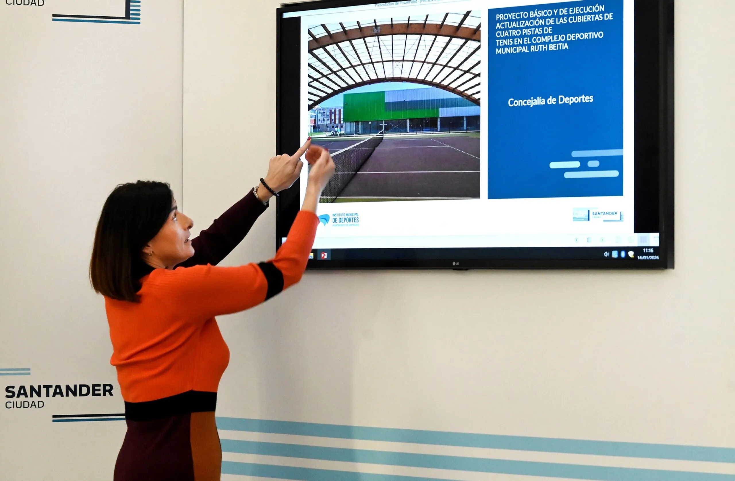 El Ayuntamiento renovará las cuatro pistas de tenis cubiertas del Complejo Ruth Beitia