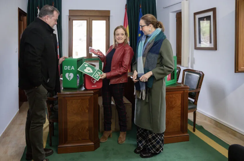  El Gobierno de Cantabria refuerza los medios de San Miguel de Aguayo con las ayudas a la compra de desfibriladores y la digitalización de los servicios municipales
