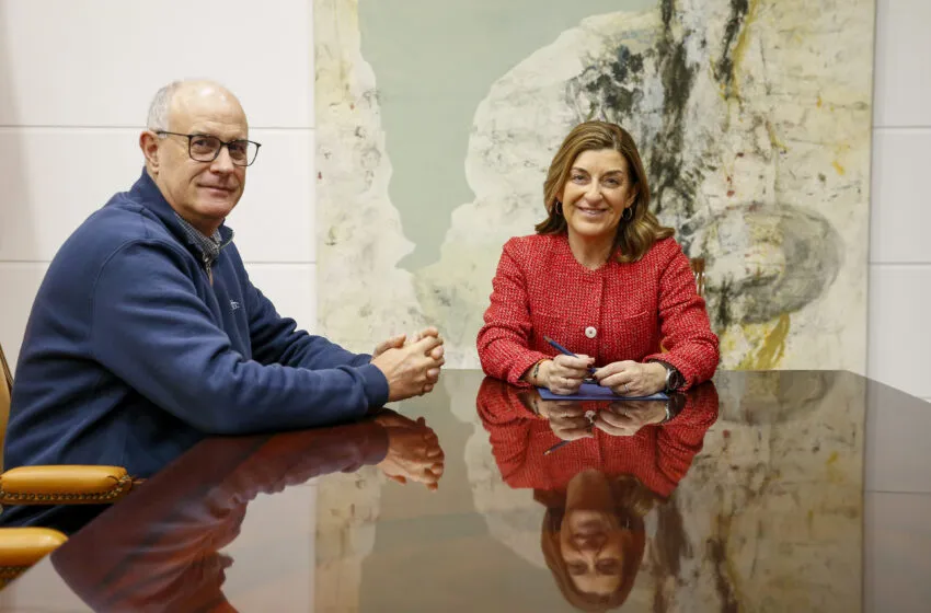  La presidenta aborda con el alcalde de Arredondo la rehabilitación de la cubierta del ayuntamiento