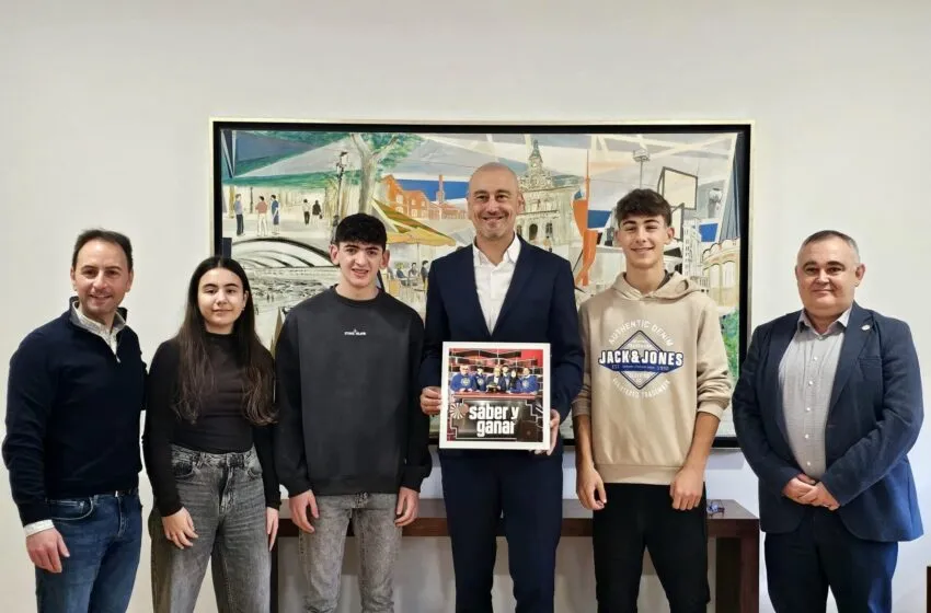  López Estrada recibe a los alumnos de El Salvador tras su brillante participación en el concurso ‘Saber y Ganar’