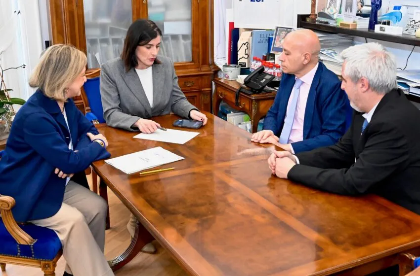  Gema Igual agradece a la empresa AXPE Consulting su apuesta por Santander