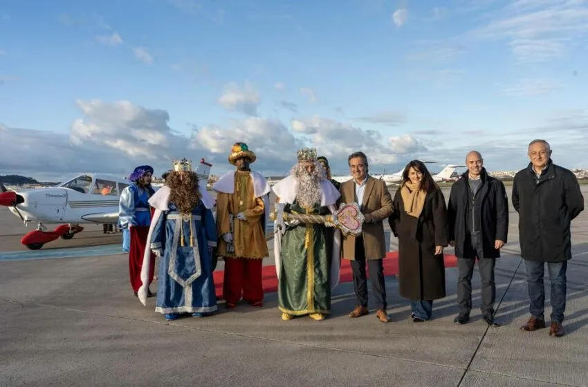  Camargo entrega la Llave Mágica que abre las puertas de las casas de sus ocho pueblos a Melchor, Gaspar y Baltasar
