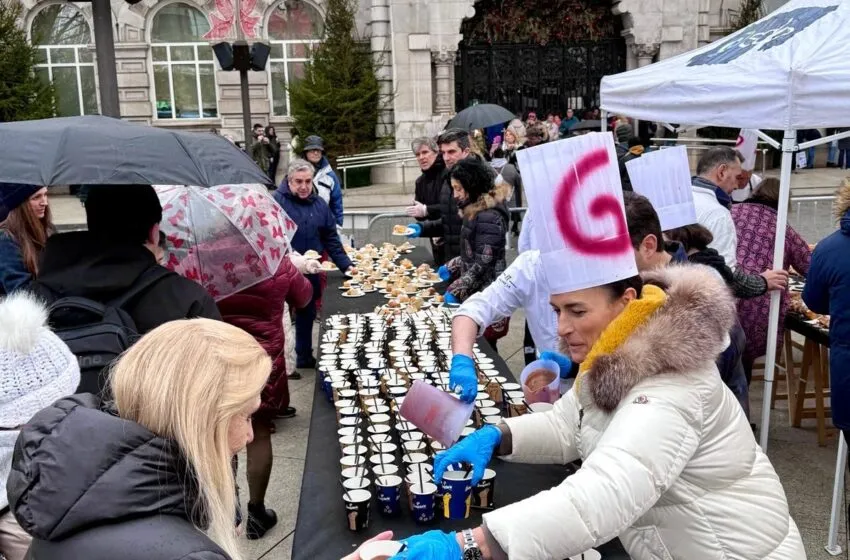 Noticias de Cantabria | El Cántabro | La alcaldesa participa en el reparto de 1.400 raciones de roscón de Reyes