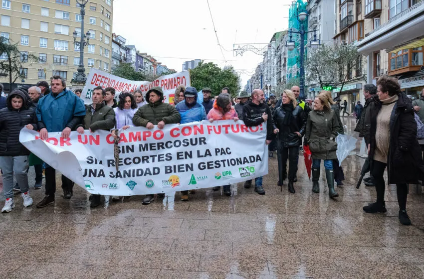  El Gobierno de Cantabria muestra su respaldo total y absoluto al sector primario en la tractorada celebrada en Santander