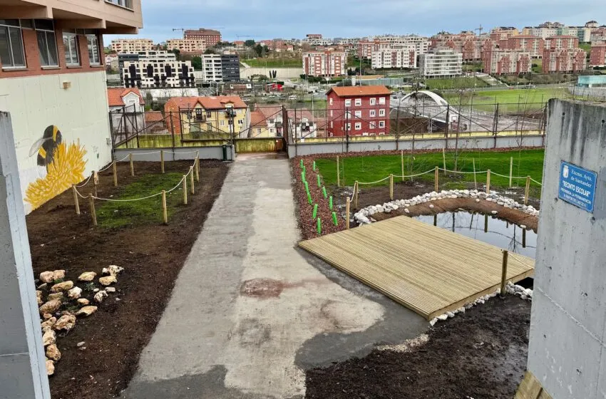 Noticias de Cantabria | El Cántabro | La alcaldesa visita la naturalización del patio del CEIP Dionisio García Barredo
