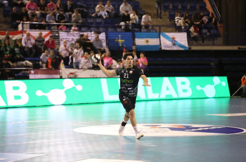 El Bathco BM Torrelavega roza la remontada en Logroño pero se queda sin premio en el último suspiro