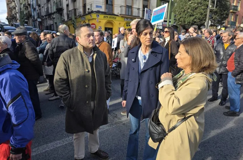 VOX carga contra la licencia a una multinacional en Puertochico y acusa a Igual de “dar la espalda” al comercio local