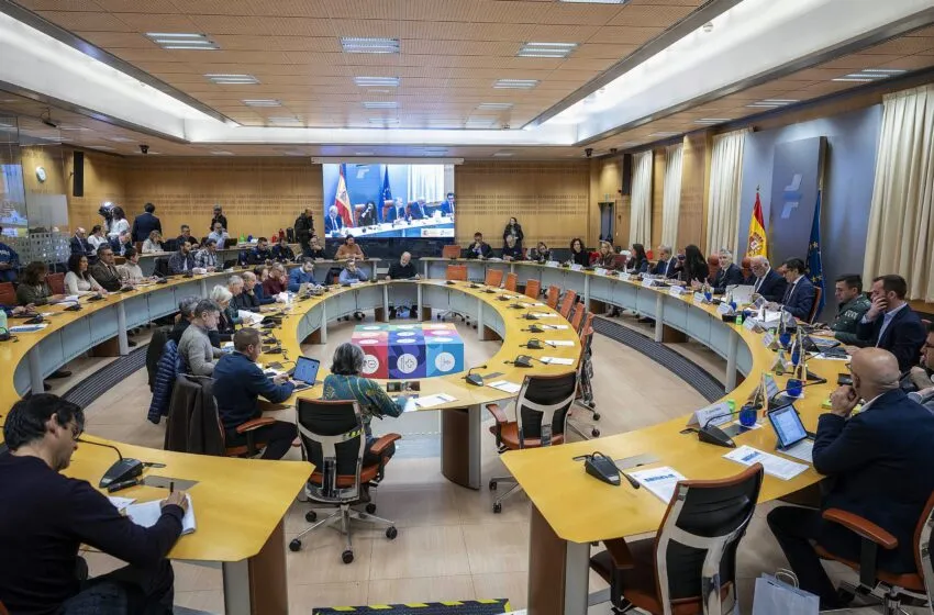  El móvil en la mano y la prisa al cruzar disparan el riesgo en los pasos de peatones