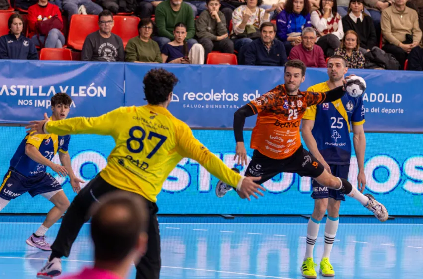  El Bathco BM Torrelavega asalta Huerta del Rey en un final agónico y da un golpe sobre la mesa en ASOBAL