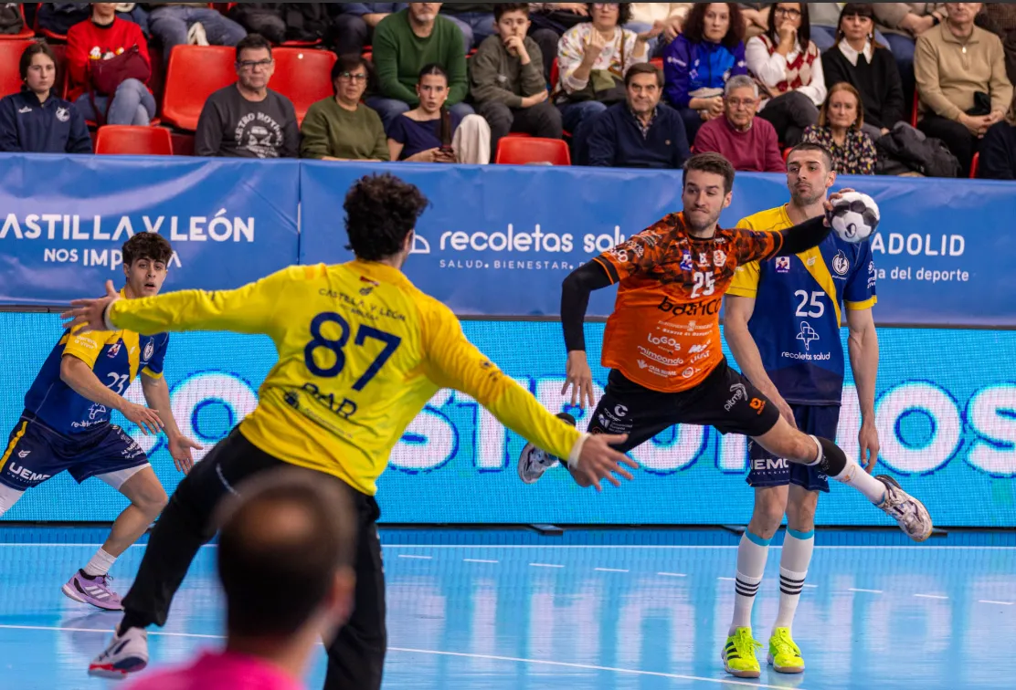 El Bathco BM Torrelavega asalta Huerta del Rey en un final agónico y da un golpe sobre la mesa en ASOBAL