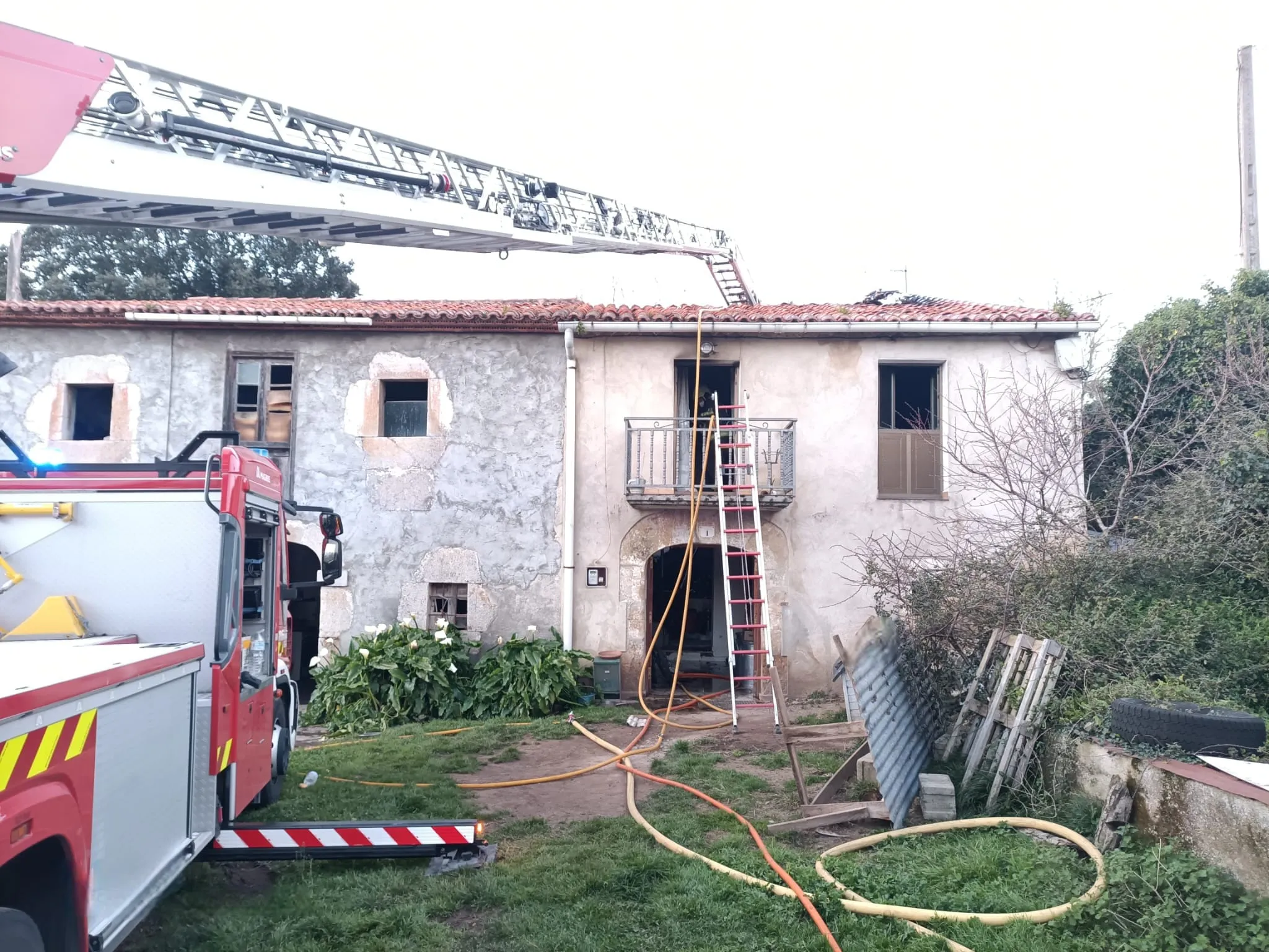 Un incendio arrasa una vivienda en Arnuero y obliga a una intervención de más de cuatro horas