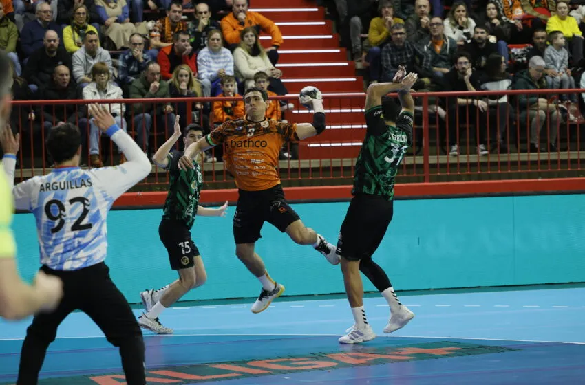 El Bathco BM Torrelavega afronta una batalla directa por la zona alta en Logroño